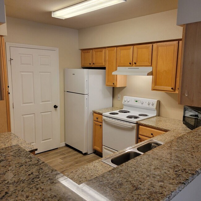 Building Photo - Annual, Unfurnished, ground floor remodeled condo in gated community downtown Sarasota.