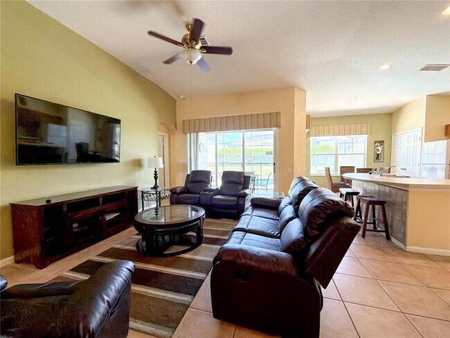 Building Photo - 8127 Fan Palm Way