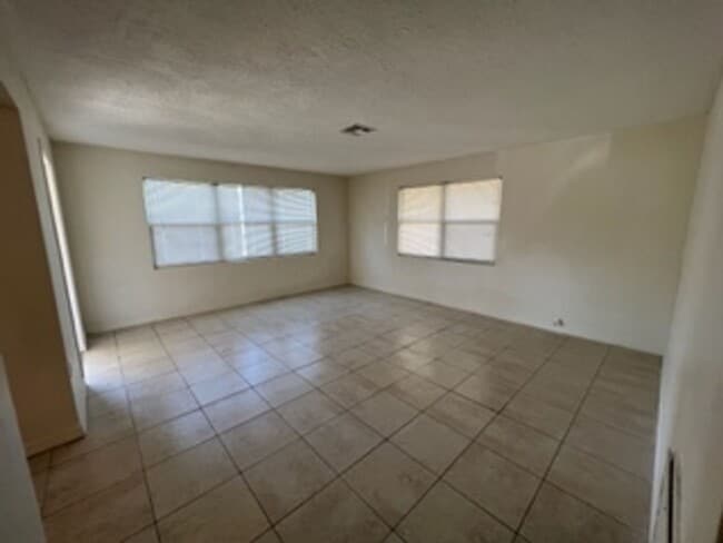 Building Photo - Main House (Triplex) can add one studio for additional rent (mother-in-law plan)