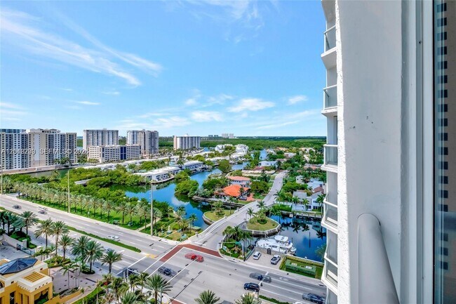 Building Photo - 16425 Collins Ave
