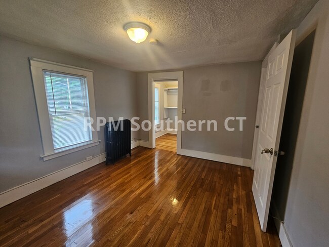 Building Photo - 33 Evergreen Ave