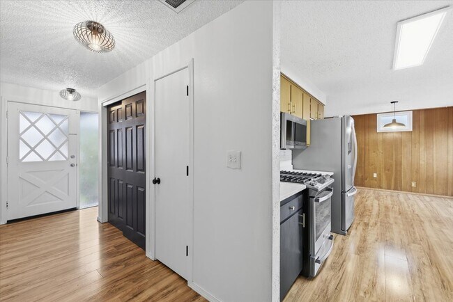 Building Photo - 2500 Alma Dr