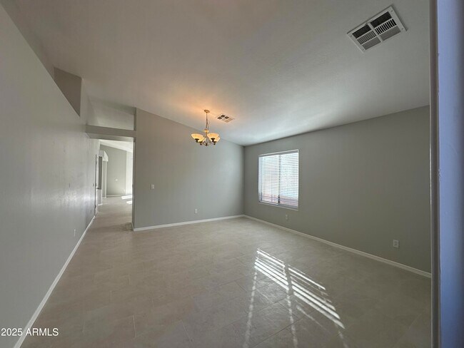 Building Photo - 1115 E Elm Rd