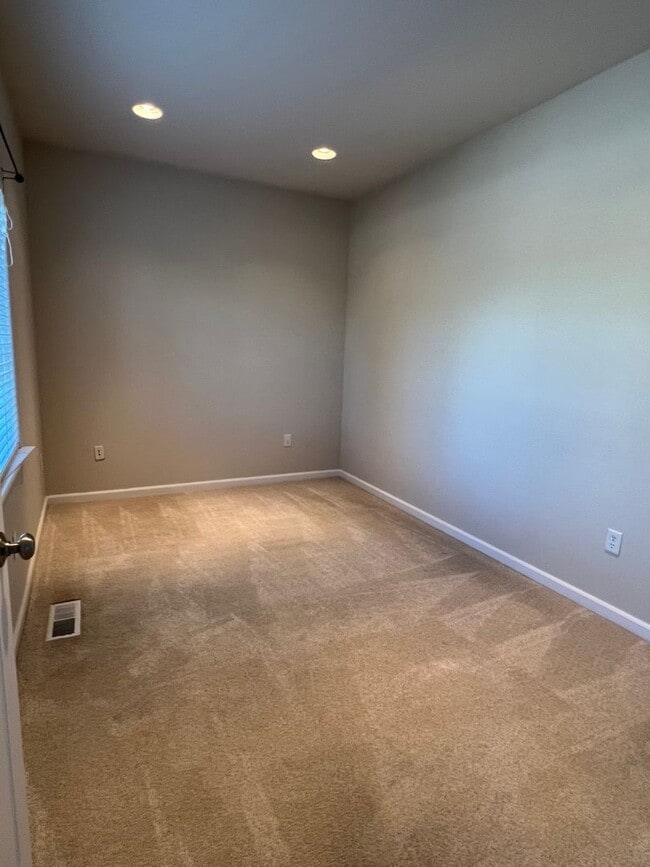 Building Photo - Great location with lots of amenities! 4 b...