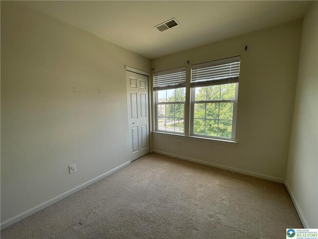 Building Photo - 1058 Sparrow Way