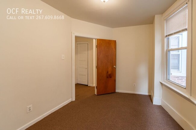 Building Photo - Spacious 2 Bedroom, 1 Bath Apartment in We...