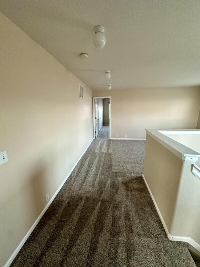 Building Photo - Stylish 2 bedroom Townhome end unit w/Loft 80923
