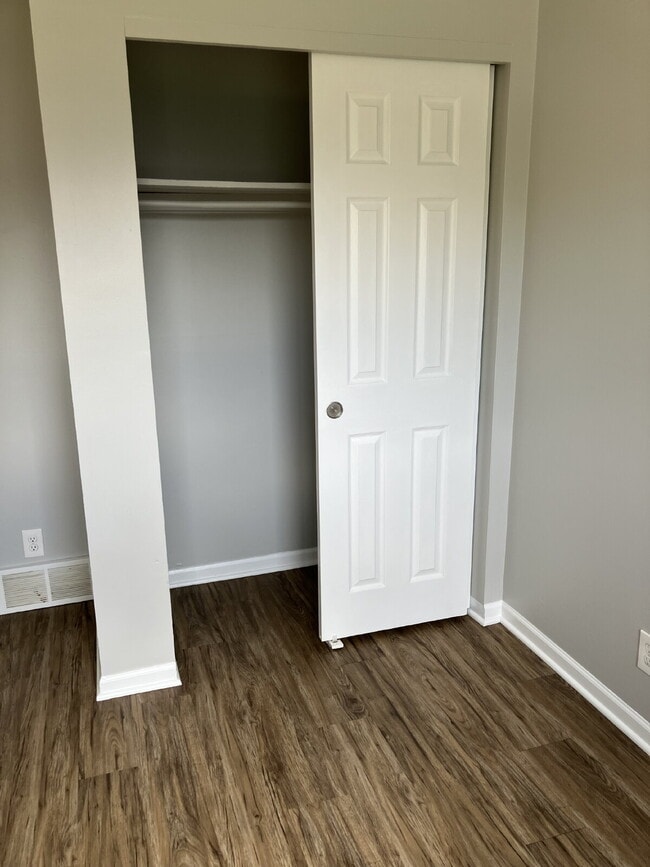Building Photo - Available May 1!  Spacious 3 BR, 1.5 Bath in East Rochester