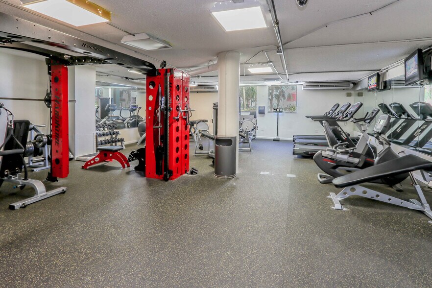 Building Photo - 905 Brickell Bay Dr