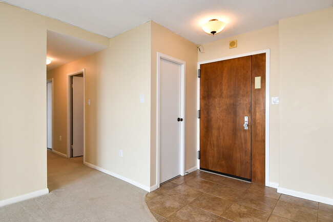 Entrance foyer, coat/storage closet - 400 Madison St