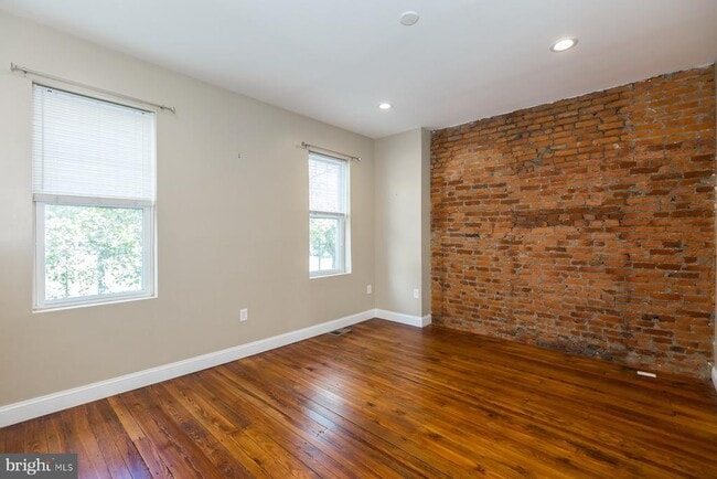 Building Photo - 1320 E Columbia Ave