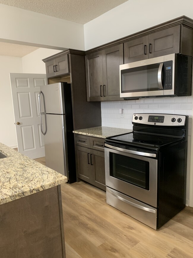 Kitchen - Stove - 2162 Heritage Heights