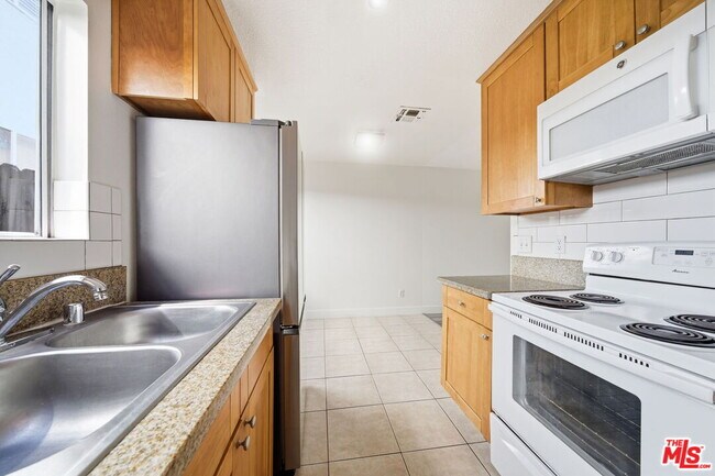 Building Photo - 6616 Sylmar Ave