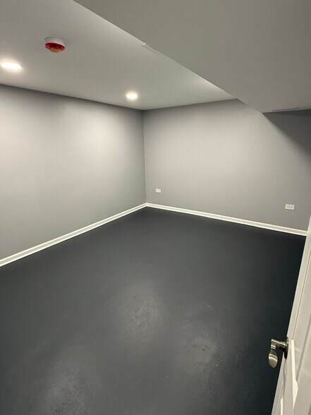 Building Photo - 4537 S Lavergne Ave