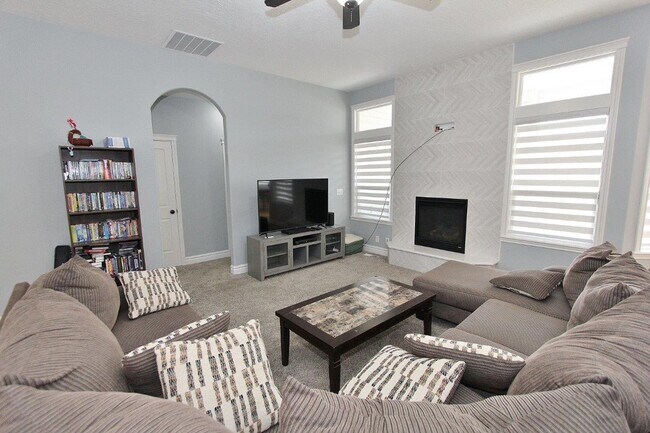 Building Photo - Immaculate Home Nestled in a Quiet Neighbo...