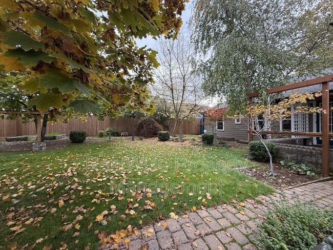 Building Photo - 501 NE Broadway St