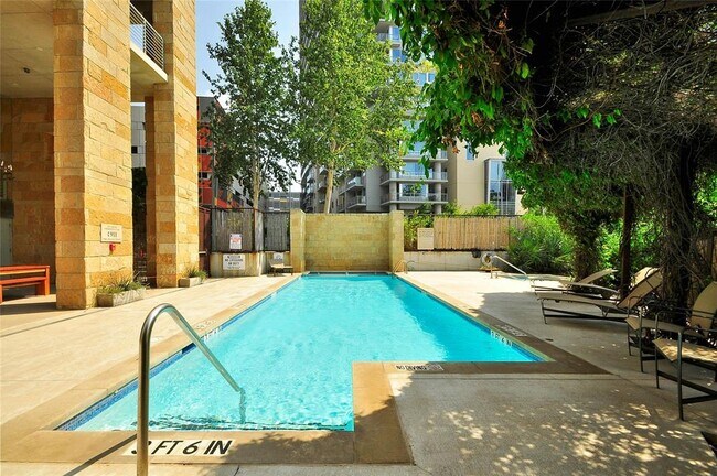 Building Photo - 800 W 5th St