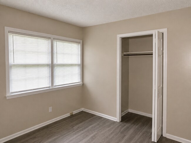 Building Photo - 2435 Thrasher Ave