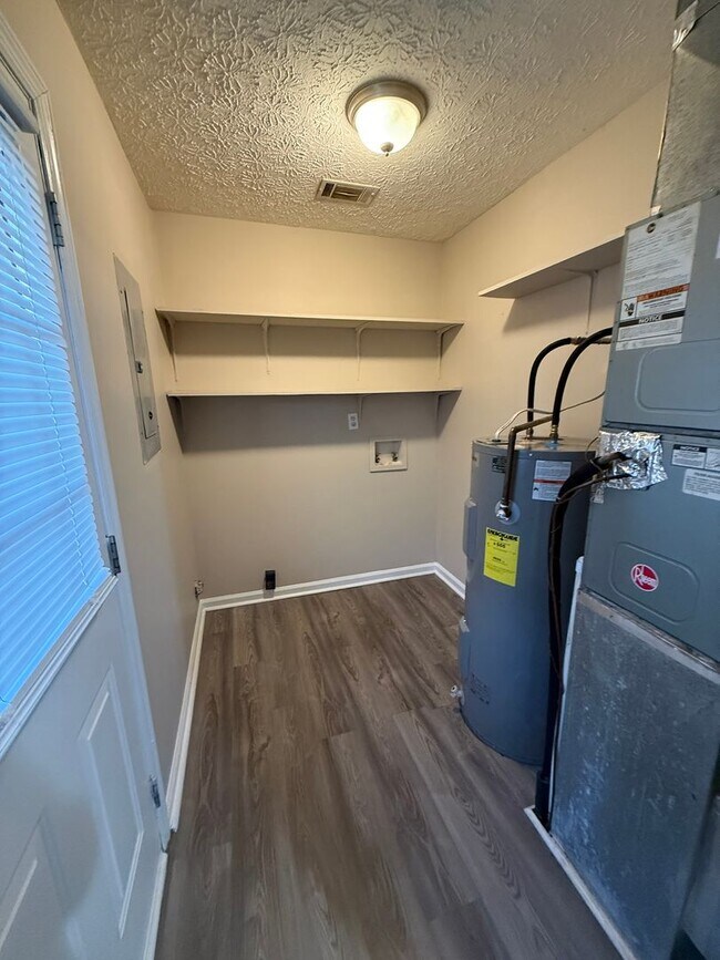 Building Photo - 2071/2073 Cantrell Ln