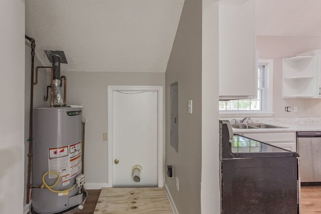 Building Photo - 3 bedroom Signal Mountain Charmer!