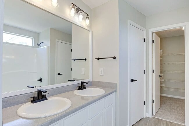 Building Photo - 404 Quartz Dr