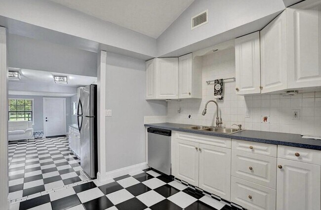 Building Photo - 502 Rambling Dr Cir