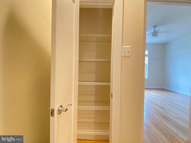 Building Photo - 924 King Farm Blvd