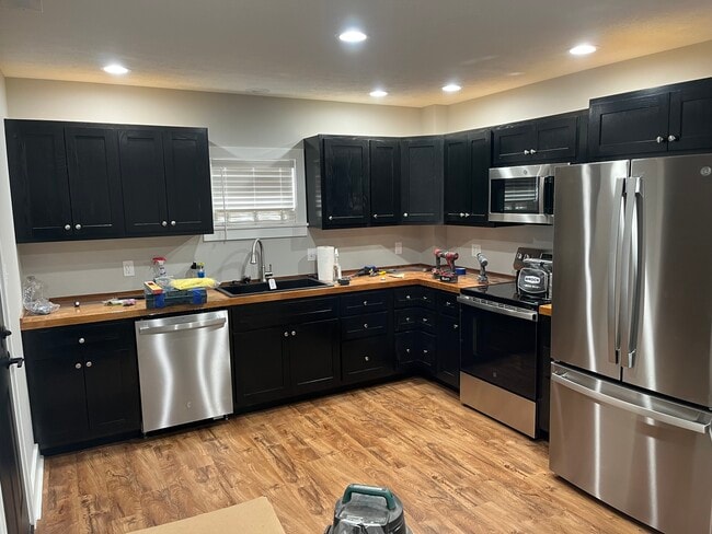 Building Photo - 1008 Milroy St