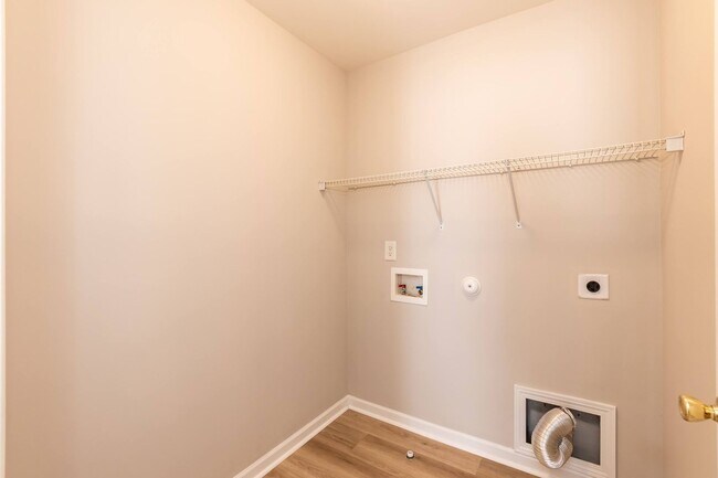 Building Photo - Four Bedroom Home in Sought After Neighborhood!