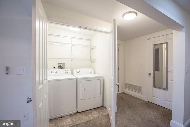 Building Photo - 30 W State St