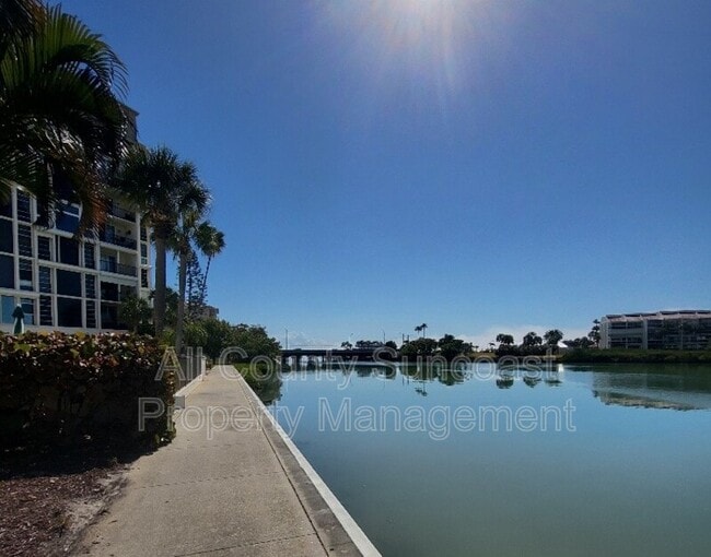 Building Photo - 7400 Sun Island Dr S