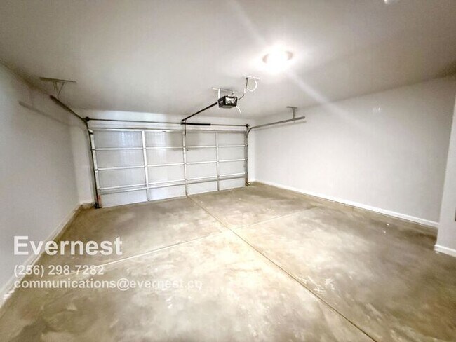 Building Photo - 3-Bedroom, 2.5-Bathroom Home in a Convenie...