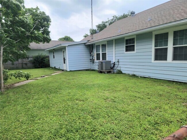 Building Photo - 701 18th Ave N