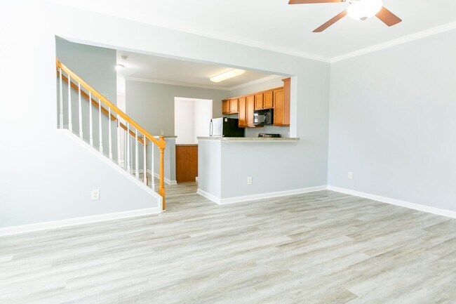 Building Photo - Peaceful 3-Bed, 2-Bath End Unit Townhome in Powell Place