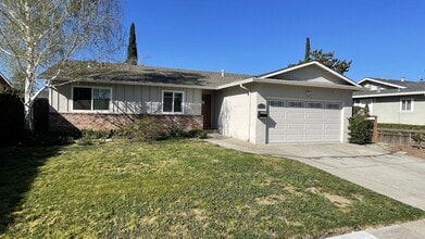 Building Photo - 4BD/3BA - Modern Home in Convenient Location: Updated Features, Near Parks & Shops, Pet-Friendly ...