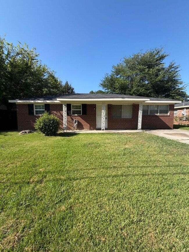Building Photo - Brick Ranch House Near Downtown Augusta, GA!