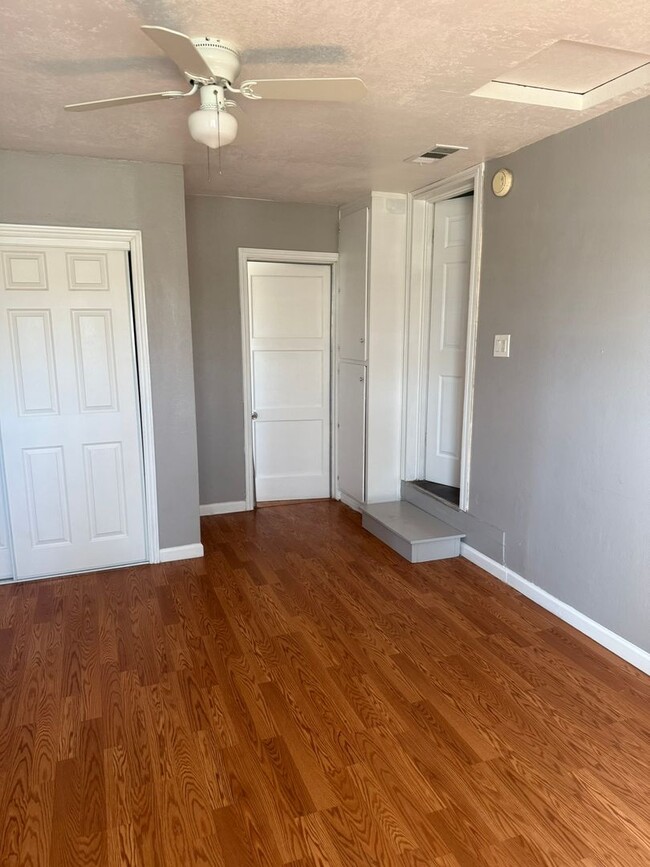 Building Photo - 1/2 off 1st Months Rent!!!!