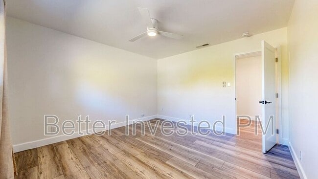 Building Photo - 475 Country Club Dr