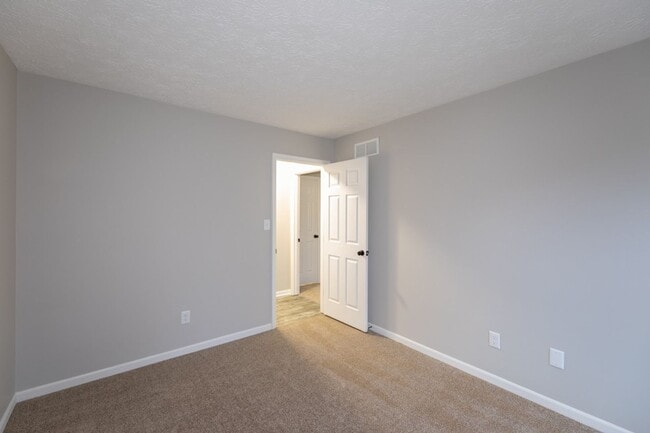Building Photo - 3 bed 2.5 bath 2 story 2 car attached gara...