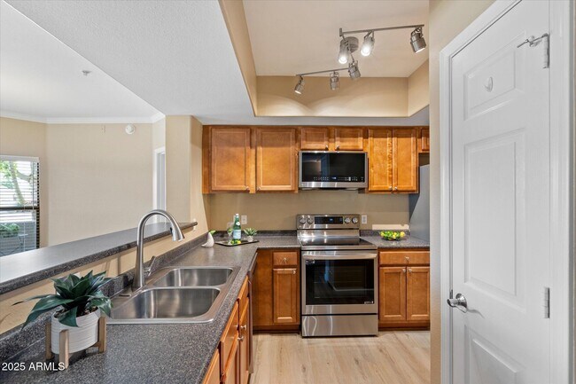 Building Photo - 15095 N Thompson Peak Pkwy