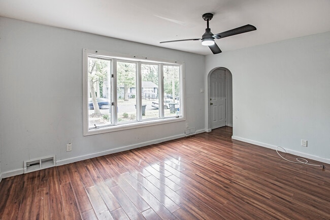 Building Photo - 16 W Linden Ave