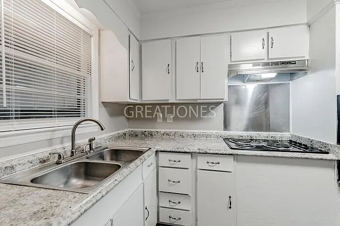 Building Photo - 1303 Whitehorse St