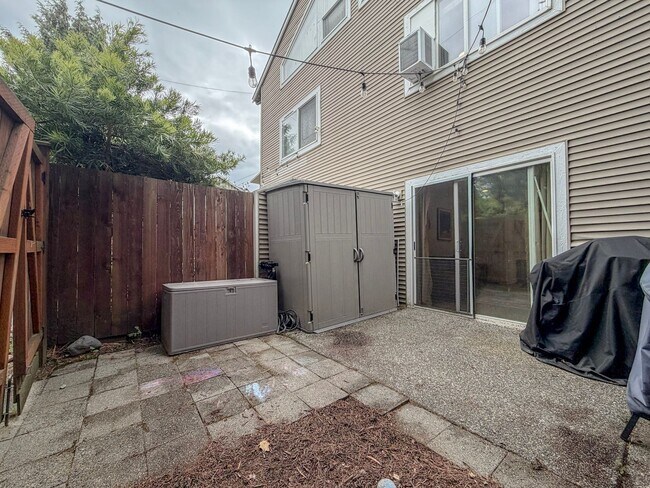 Building Photo - 2 bed/2.5 bath Townhome with Bonus Loft Space in North Seattle, $2,800/mo.