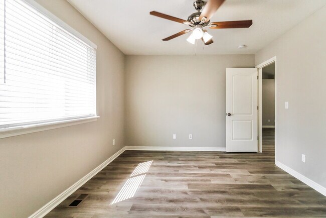 Building Photo - 2114 Juniper Dr