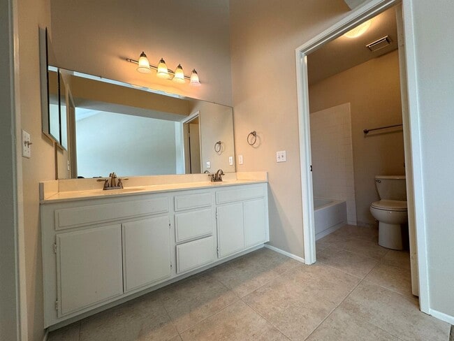 Building Photo - Townhome-Style 2BR/2.5BA + Loft | East Ventura (Beacon Court Community)