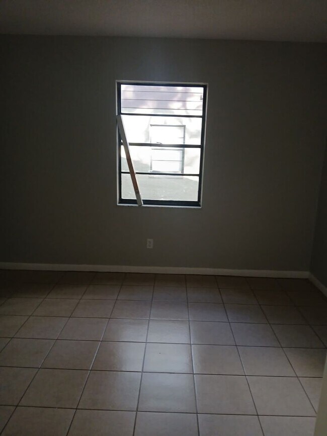 Building Photo - Move-In Ready 2BR/2BA Home with Modern Updates & Prime Zephyrhills Location!