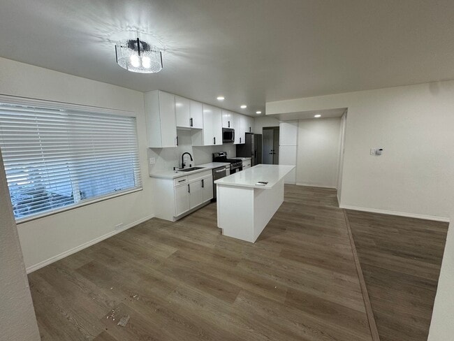 Building Photo - 4 Bedroom house single level