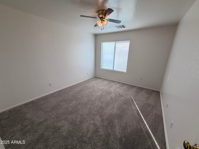 Building Photo - 422 E Saddle Way