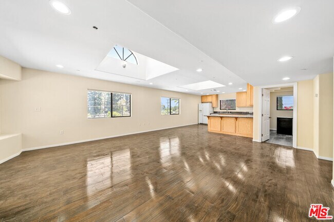 Building Photo - 6815 Baird Ave