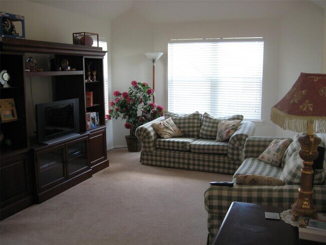 Building Photo - 2220 Longspur Ln